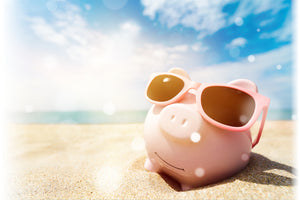 cochon tirelire en vacances a la plage avec lunette de soleil 